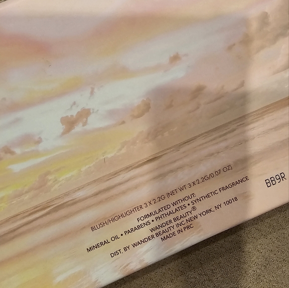 Wander Makeup blush and highlighter pallet - Picture 3 of 3